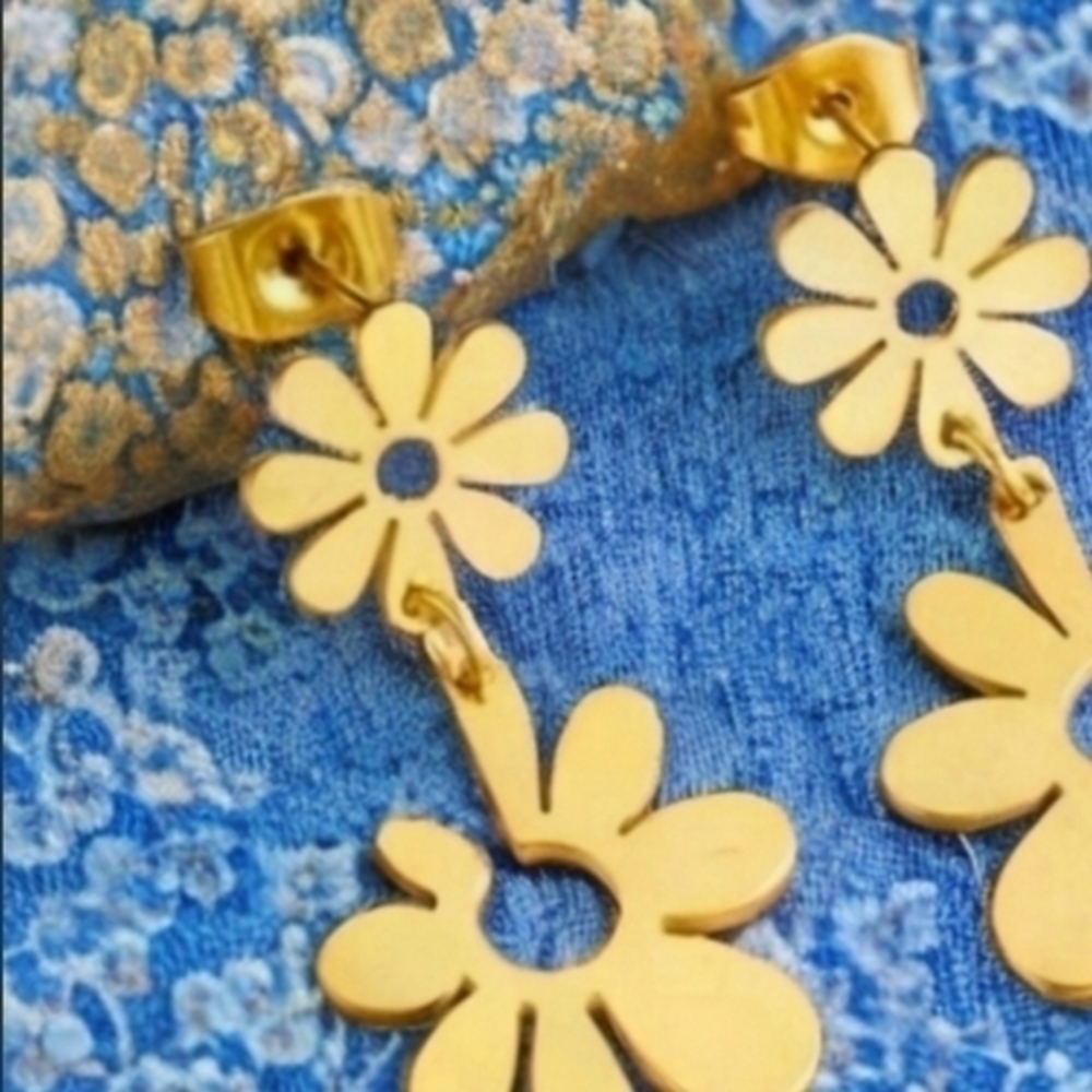 MODCLOTH RETRO VINTAGE VIBE HIPPIE FLOWER EARRINGS 1 - Picture 2 of 6